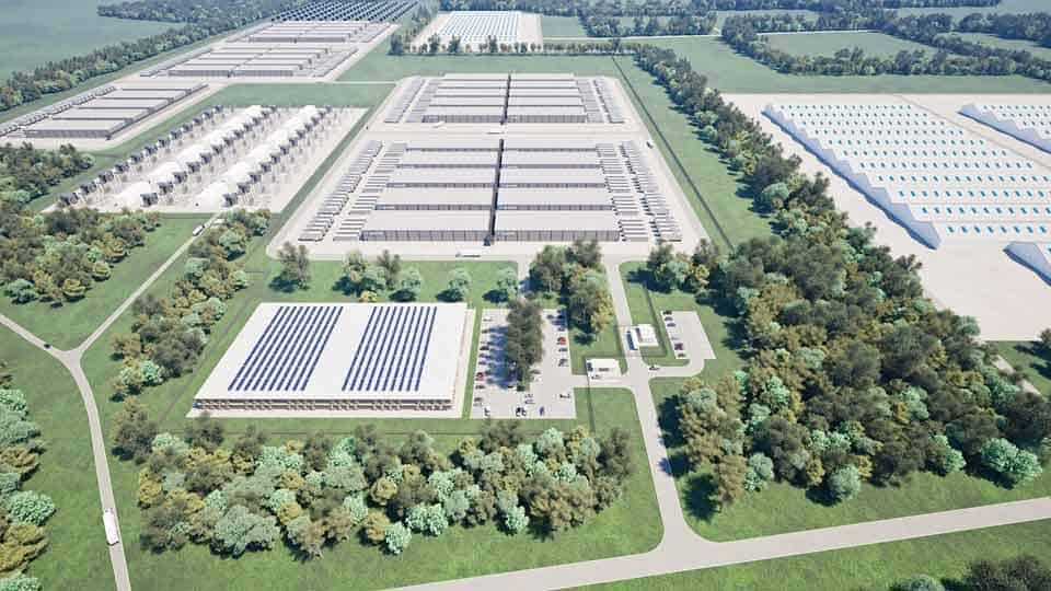Aerial view of a large Danish greenhouse complex with solar panels and heat pumps.