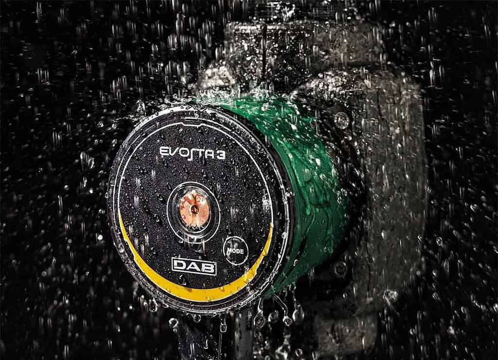 DAB EVOSTA 3 circulator pump in operation with water spray.